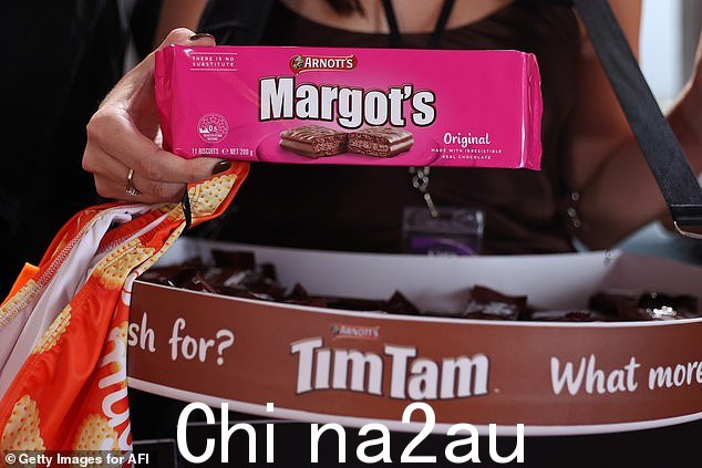 一包 Margot 品牌的 Tim Tam 出现在红地毯上