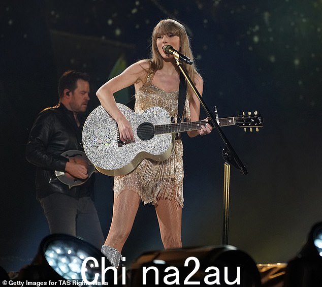 34 岁的泰勒·斯威夫特 (Taylor Swift) 在日本东京的东京巨蛋举行四场演出后感谢东京的粉丝;图为 2 月 7 日在东京巨蛋表演