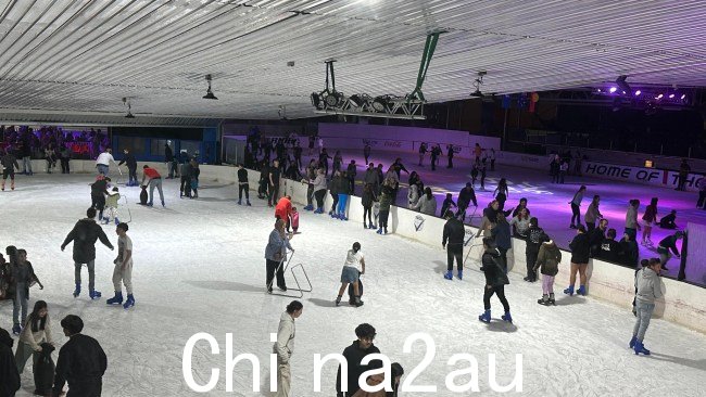 12 月参观阿德莱德冰场的游客。图片：阿德莱德冰场A
