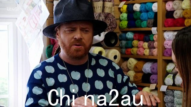 她在《与 Keith Lemon 一起购物》的一集中说道:“我不太确定我们是否曾唱过第一首《Pure and Simple》,因为它很快就被淘汰了”(Keith 图为)