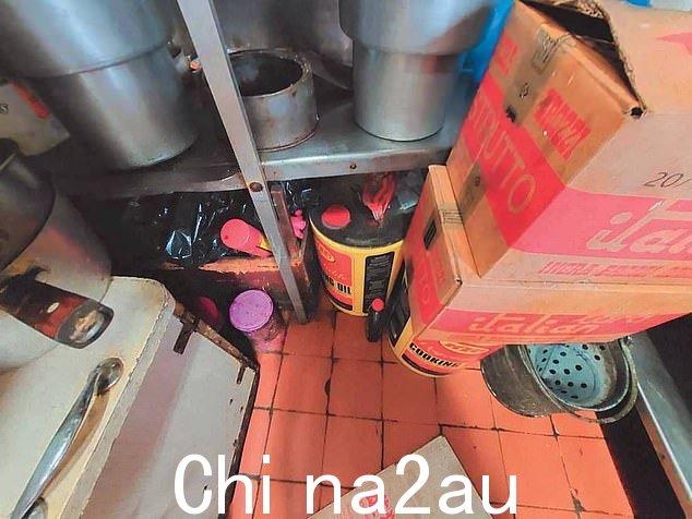 图为搁架单元下方的食用油(如图)