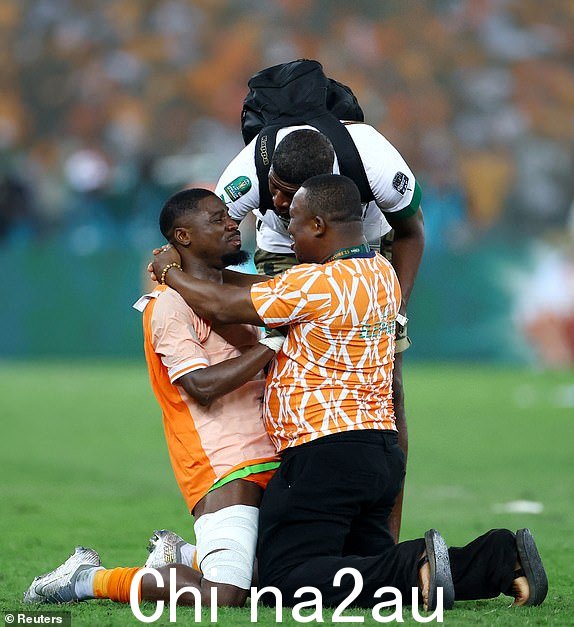 足球- 非洲国家杯 - 决赛 - 尼日利亚 v 科特迪瓦 - 科特迪瓦阿比让阿拉萨内瓦塔拉奥林匹克体育场 - 2024 年 2 月 11 日，科特迪瓦的 Serge Aurier 在比赛后庆祝 REUTERS/Siphiwe Sibeko