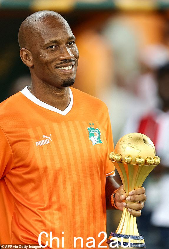 2024 年 2 月 11 日，前科特迪瓦足球运动员迪迪埃·德罗巴 (Didier Drogba) 在阿比让埃宾佩的阿拉萨内·瓦塔拉奥林匹克体育场举行的 2024 年非洲国家杯 (CAN) 决赛中科特迪瓦队与尼日利亚队之间的比赛前捧起奖杯。（摄影：FRANCK FIFE /法新社）（摄影：FRANCK FIFE/法新社，来自 Getty Images）