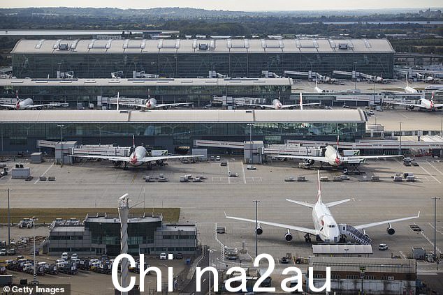 46 岁的克雷格·斯特特 (Craig Sturt) 被指控在希思罗机场 5 号航站楼通过安检和护照检查站“尾随”另一名旅客(如图),并在飞往纽约肯尼迪机场之前在英国航空长途航班上享用免费食物和饮料