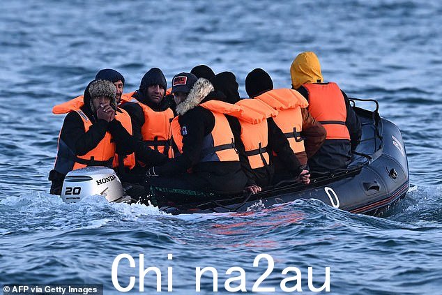 昨天超过 120 名移民乘坐三艘小船横渡英吉利海峡,使今年入境总人数达到 1,506 人