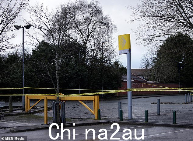 莫里森停车场仍然可以看到胶带。图为:Newbold Metrolink 车站附近的 Morrisons 停车场区域被封锁” class=