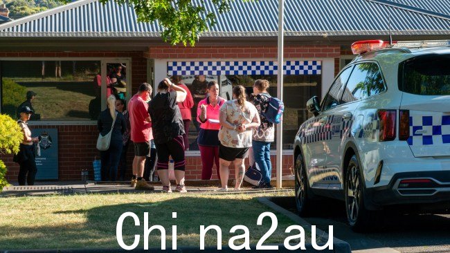 当地人周日聚集在 Buninyong 警察局外,在那里他们交出了自己的照片进行搜索之前先输入姓名和电话号码。图片:NCA NewsWire / Ian Wilson