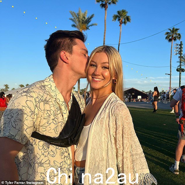 他穿着白衬衫和运动鞋,搭配卡其色休闲裤。妈妈希瑟在甜蜜的帖子上点了赞按钮