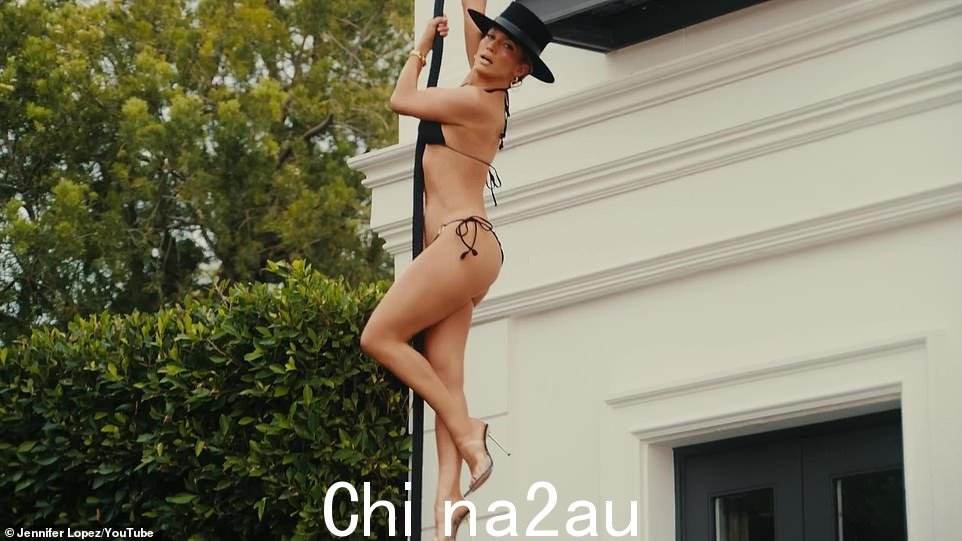 还看到这位女主角穿着高跟鞋从白色家的一侧下降