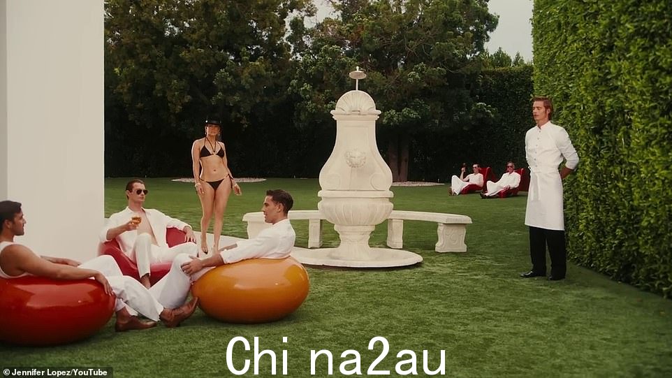 这个场景也是在她大房子一侧的后院拍摄的