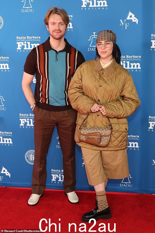 Billie Eilish 和她的哥哥 FINNEAS 在第 39 届圣巴巴拉国际电影节上获奖,该电影节在加利福尼亚州海边的阿灵顿剧院举行city on Sunday