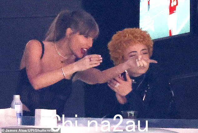 Taylor 在他们笑时指着什么东西