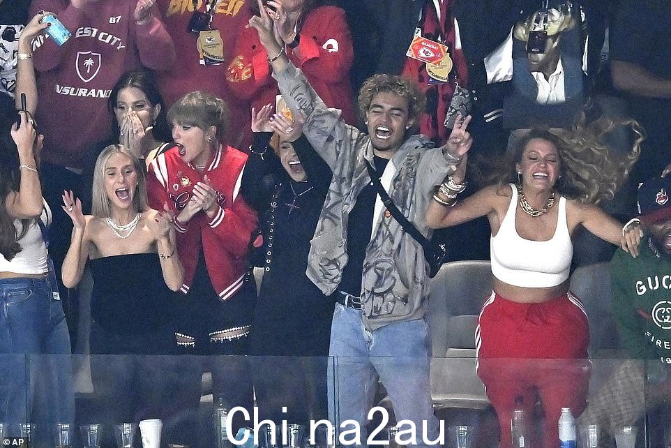 该团体在拉斯维加斯忠实体育场为堪萨斯城酋长队加油时进行了动画表演
