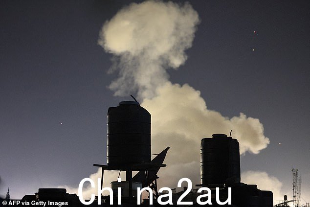 2024年2月12日以色列轰炸加沙地带南部拉法时浓烟滚滚