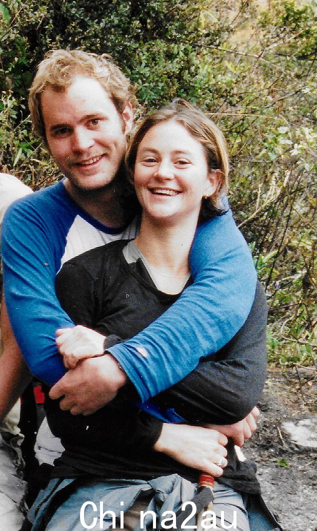 记者 Tristan Redman 与 Feyther 的曾孙女 Kate(他的妻子)合影。摄于 2002 年
