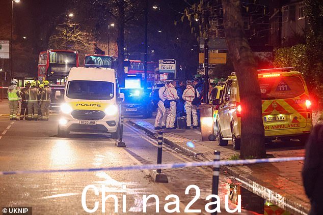 随着紧急服务部门与该男子之间的谈判继续进行,警方已拉起警戒线