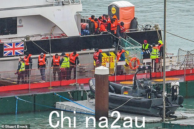 周六,120 名移民乘坐小船穿越英吉利海峡,使今年抵达的总人数达到 1,506 人。昨天在多佛码头拍摄的照片