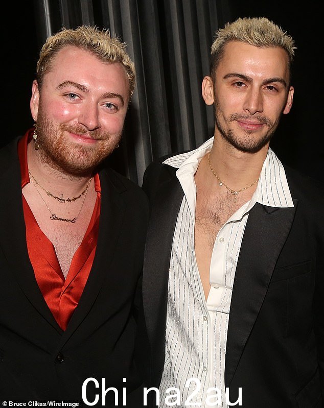 Sam Smith 与 Christian Cowan 的关系仍然牢固,据一位亲密同事称,他否认了这位歌手一直活跃在独家约会应用程序 Raya 上的说法(2023 年 2 月拍摄)