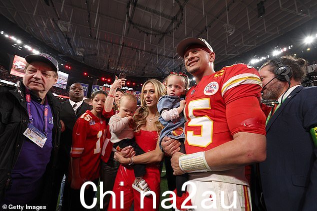 她也加入了四分卫,以及他的其他一些队友和教练安迪·里德(Andy Reid),因为他们在场在球场上的一个小舞台上捧起隆巴迪奖杯