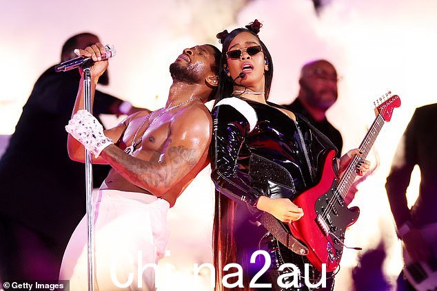 这位 45 岁的歌手在他众星云集的演出中请来了 Alicia Keys、Jermaine Dupri、H.E.R.、Will.i.am、Lil Jon 和 Ludacris 等明星