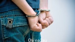 39 岁男子在昆士兰州乡村的汽车旅馆被警方击毙，据称他在警察试图逮捕他时出示了枪支