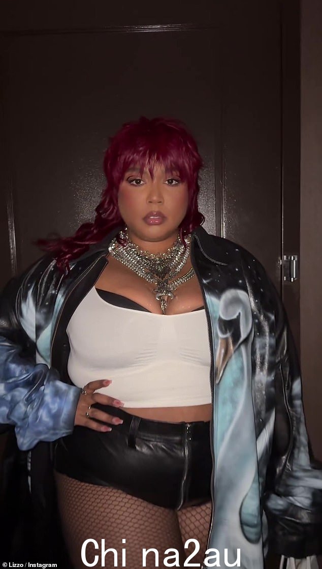 同时 Lizzo 在超级碗赛前和比赛中展示了她的服装和头发