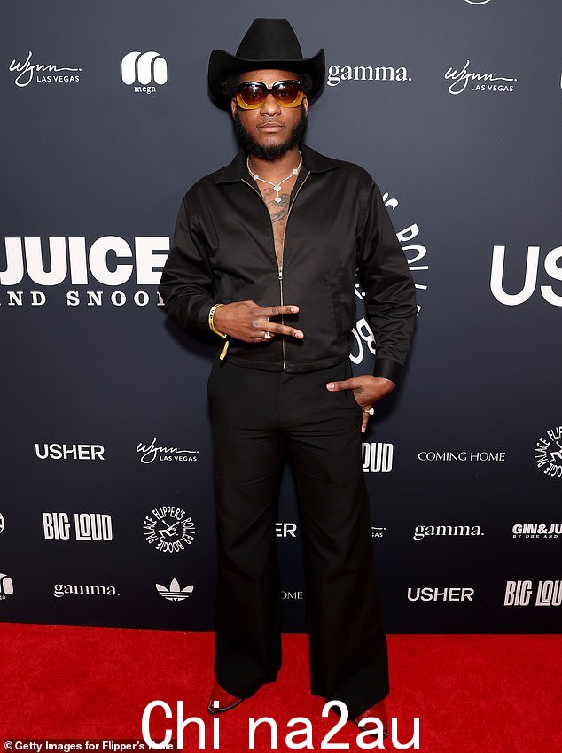 Leon Bridges 选择了西部风格的服装,戴上黑色牛仔帽和一双红色牛仔靴