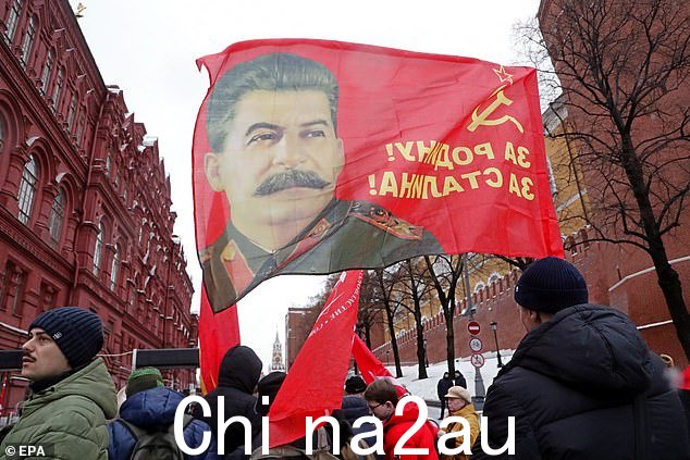 俄罗斯共产党成员和前苏联领导人约瑟夫·斯大林的支持者参加12月份的仪式,在俄罗斯莫斯科克里姆林宫墙旁的红场向他的坟墓献花