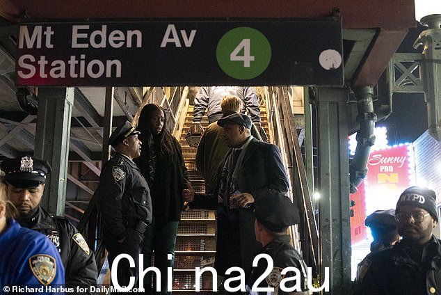 目前尚不清楚是否有多名枪手,但据当局称,嫌疑人或多名嫌疑人徒步逃跑
