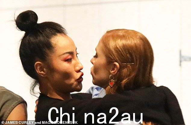 Nancy 和 Angela 在决赛后拥抱告别
