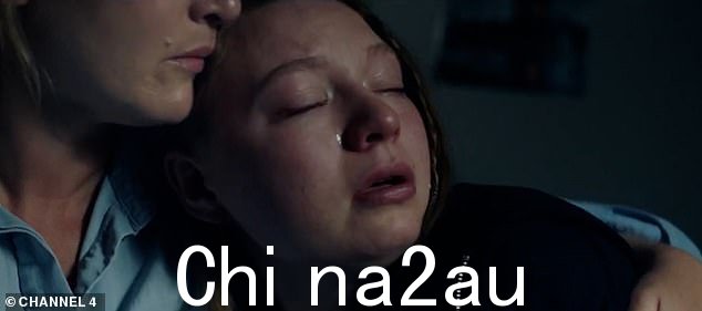 米娅在关于青少年心理健康问题兴起的系列剧《我是...》中与妈妈凯特一起出演弗雷亚