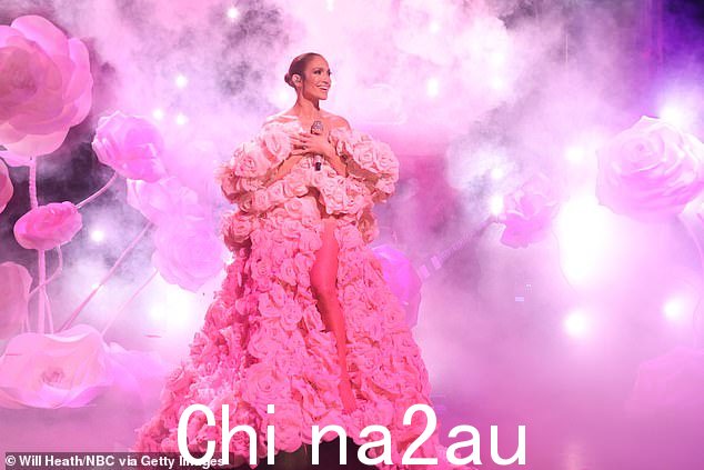 '事实是我什至不知道在此之后我是否还会制作另一张专辑。这是詹妮弗·洛佩兹 J.Lo 项目的典型,我真的感到非常满足。”她说。洛佩兹于 2 月 3 日在 SNL 上表演《This Is Me...Now》