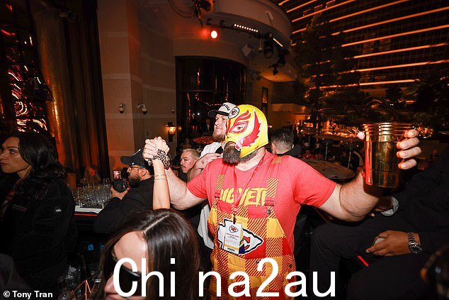Kelce 的兄弟 Jason 奇怪地戴上了墨西哥摔跤面具参加庆祝活动