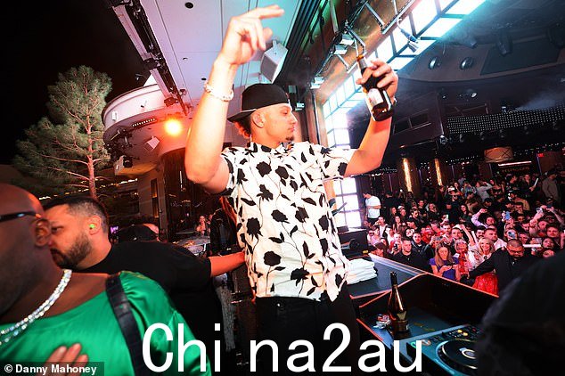 超级碗 MVP 帕特里克·马霍姆斯手里拿着一个瓶子在 DJ 台后面跳舞