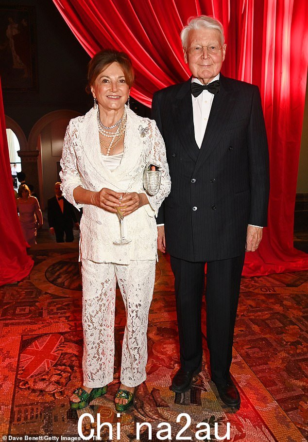 74 岁的 Dorrit Moussaieff(左,与丈夫、冰岛前总统奥拉维尔·拉格纳·格里姆松合影)因多次被水淹没而感到非常痛苦,她声称这些水是从科菲的家中溅下来的平坦,她在社交媒体上发布了一张照片,显示天花板上的面板掉落到地板上的位置