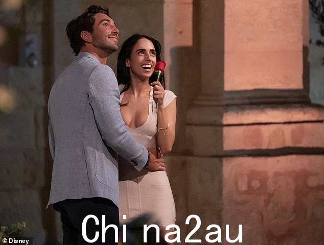 Joey Graziadei 送给 Maria Georgas 一朵玫瑰,在周一 ABC 节目《单身汉》节目中与 Sydney Gordon 进行了一场紧张的二对一约会后,她送给了 Maria Georgas 一朵玫瑰
