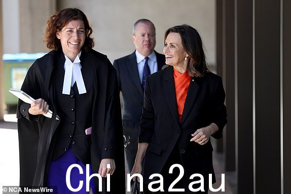澳大利亚悉尼 - NewsWire 照片二月2024 年 12 月 13 日:丽莎·威尔金森 (Lisa Wilkinson) 抵达悉尼中央商务区联邦法院。 Bruce Lehrmann 针对 Network 10 和 Lisa Wilkinson 的诽谤案。返回法庭,要求威尔金森向十号索赔,要求其支付法律费用。图片:NCA NewsWire / Damian Shaw
