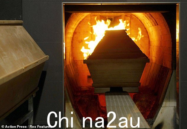 由于家庭经济困难,当地人捐款帮助支付火葬仪式费用(库存图片)