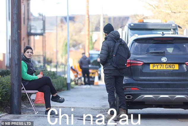 Yousaf女士报了警,并坐在人行道上的折叠椅上,直到工人们放弃并离开,她还将车停在车道入口处的人行道上停止工作
