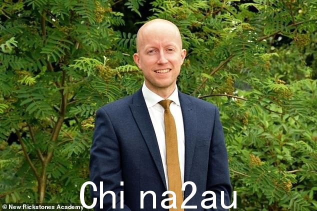 '西蒙是一位深受爱戴的同事和出色的校长,我们会非常想念他,'给员工和家长的一封信中写道