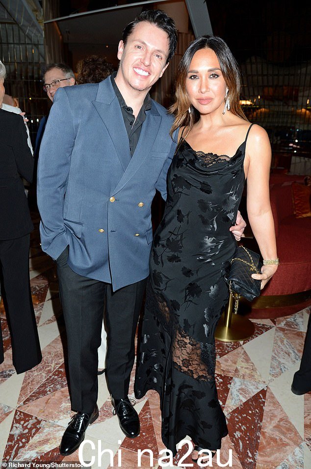 Myleene Klass 外观d 穿着时尚的半透明蕾丝细节黑色连衣裙与朋友 Simon Jones 合影