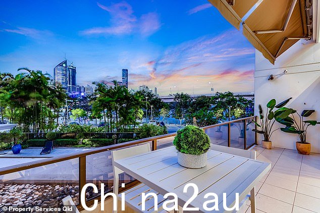 阳台可欣赏令人惊叹的城市景观,并有一个小区域可放置桌子,为居民提供完美的户外区域
