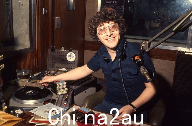 1976年,他加入第一广播电台,并在那里呆了16年。他的节目包括《黄金时刻》和《我们的曲子》等片段