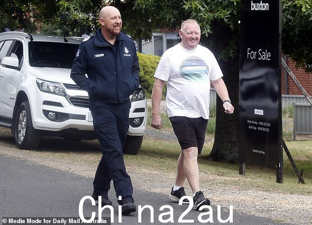 微笑的米克·墨菲上周五与警方合影,就在他妻子萨曼莎的狗鲁比失踪后的第二天