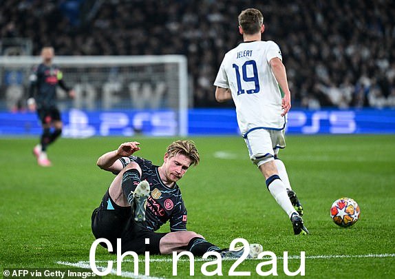 曼城的比利时中场 #17 2024 年 2 月 13 日,丹麦哥本哈根,凯文·德布劳内 (Kevin De Bruyne) 在丹麦哥本哈根举行的欧洲冠军联赛 16 强首回合足球比赛中,凯文·德布劳内 (Kevin De Bruyne) 坐在球场上。(摄影:Jonathan NACKSTRAND / 法新社)(摄影:JONATHAN NACKSTRAND/法新社,来自 Getty Images)