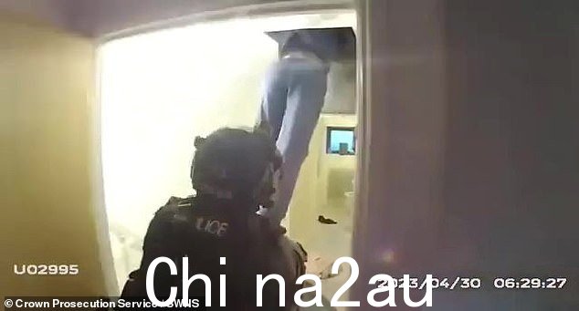 警方到达同案被告 Tia Taylor 的地址,最终发现他藏在阁楼
