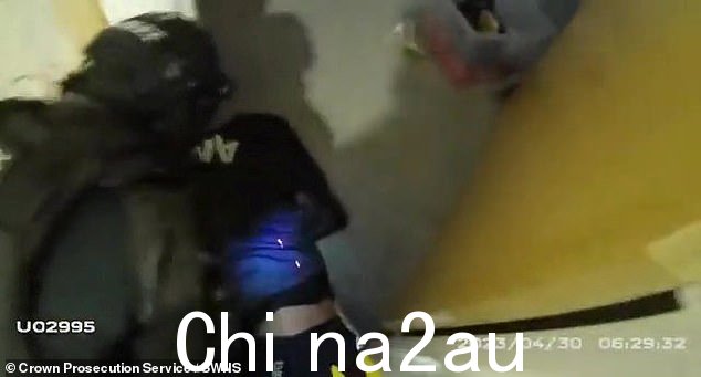 这是 25 岁的杰克·希尔 (Jake Hill) 在博德明被捕的时刻,因为警察佩戴随身摄像机