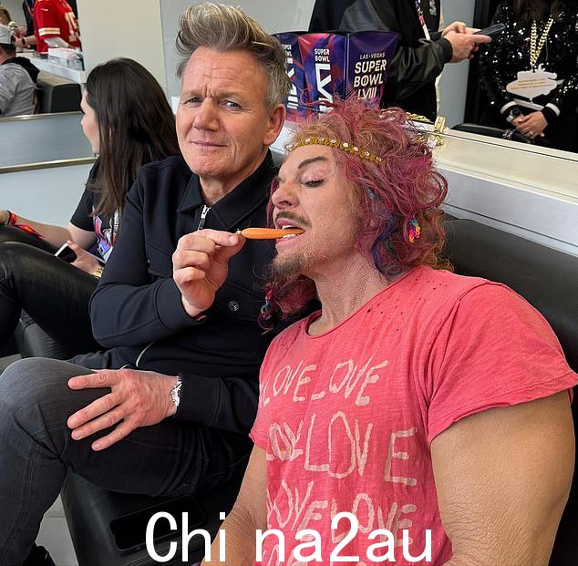 Carrot Top 在他的 Instagram 上分享了一系列照片,其中包括一张与 Gordon Ramsay 的照片