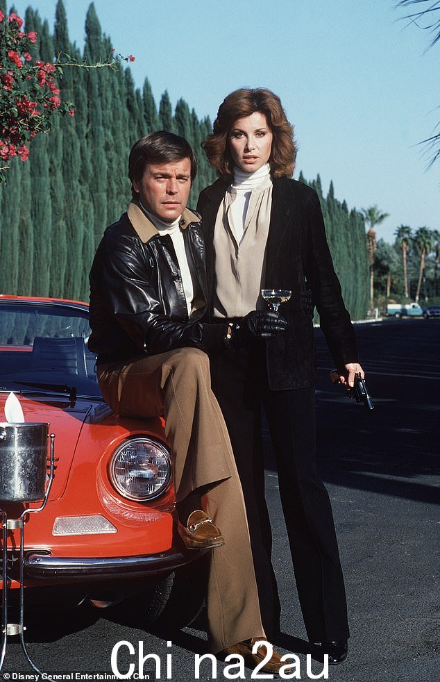 Hart To Hart 从 1979 年播出到 1984 年,讲述了一对富有的夫妇以侦破谋杀案为爱好的故事