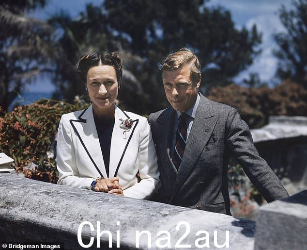 查理八世决定与离婚的美国社交名流沃利斯结婚,导致宪法危机和他退位